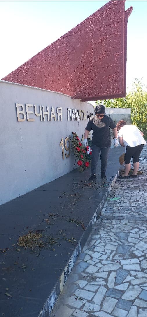 Специалисты МКУК "Золотаревское СКО" продолжают поддерживать порядок на территории Обелиска солдатам