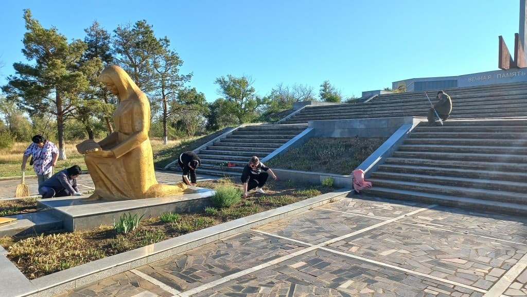 Уборка на территории Обелиска солдатам