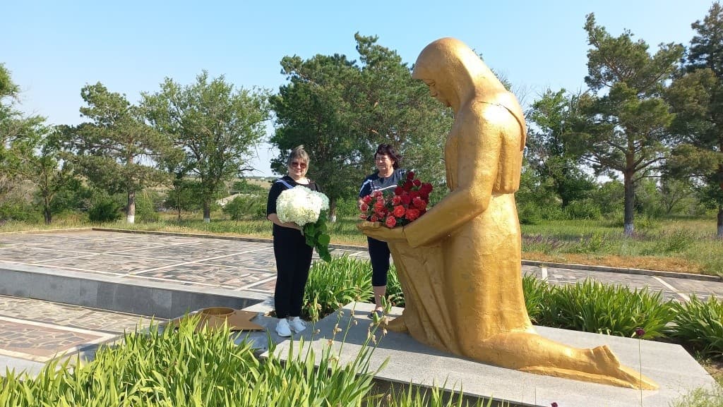 Возложили цветы к Обелиску